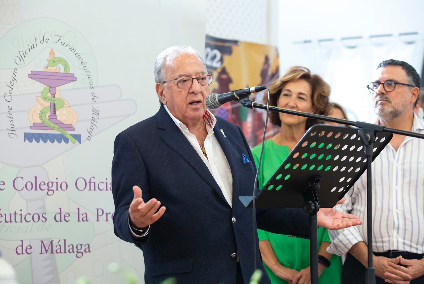 dr diego murillo recibe la medalla